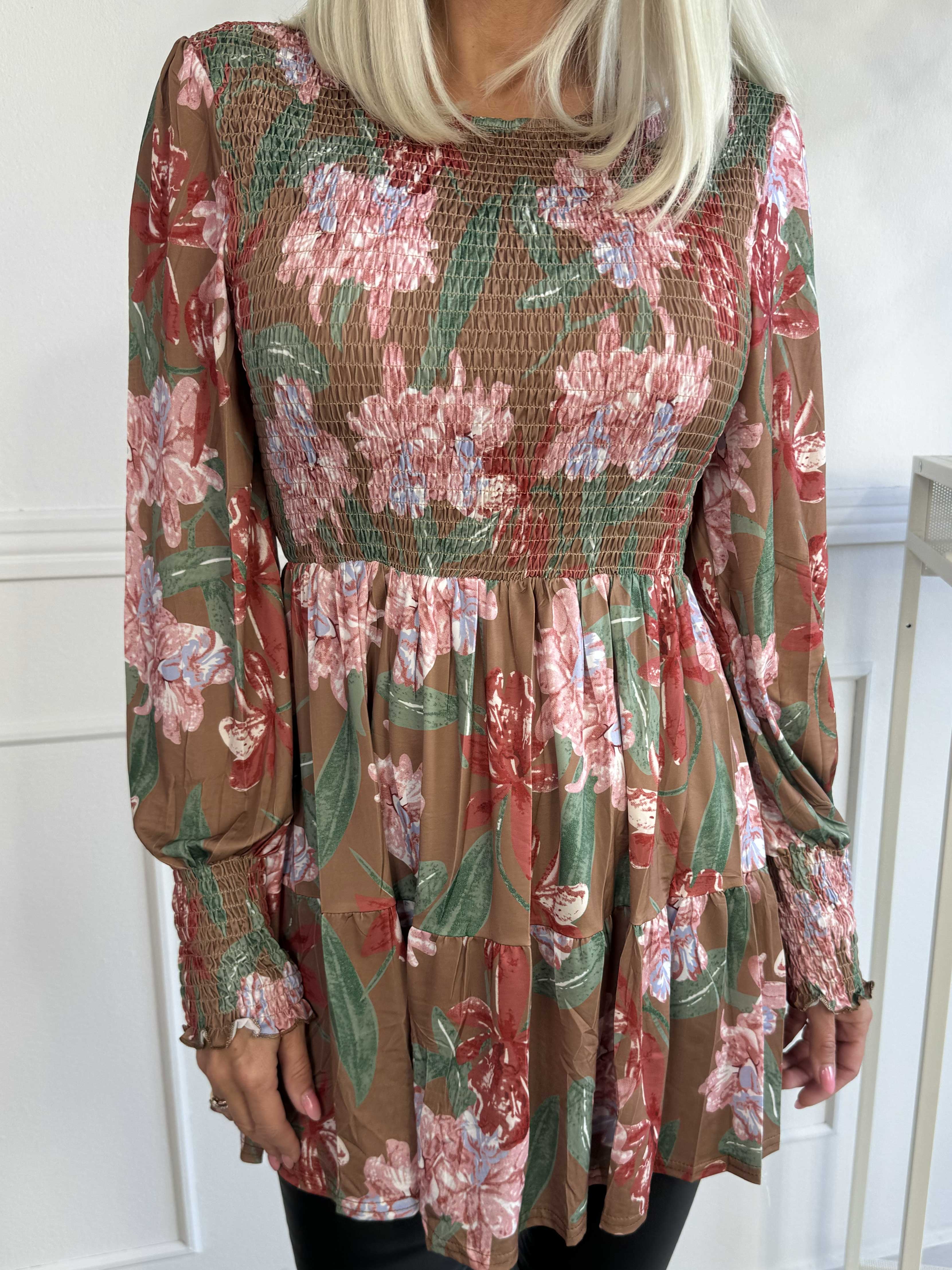 Kelly Flower Shirt - Elastisk bluse med smock henover brystet